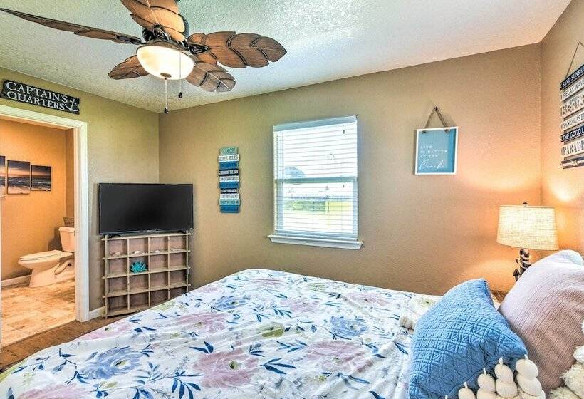 Colorful Freeport Home W/ Grill, Walk To Beach