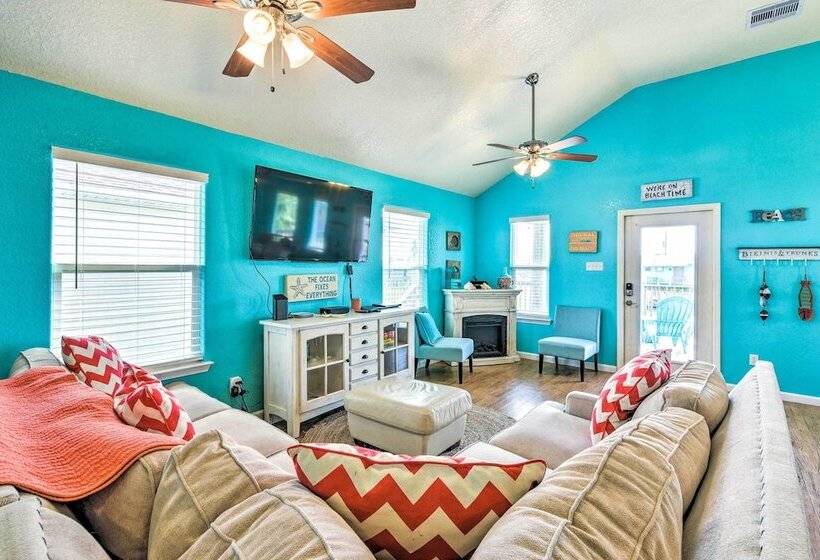 Colorful Freeport Home W/ Grill, Walk To Beach