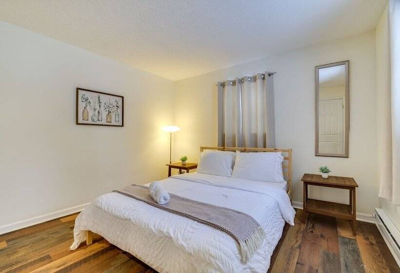 Hot Tub, Fire Pit & Game Room: Tobyhanna Home!