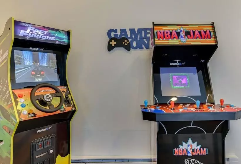 Hot Tub, Fire Pit & Game Room: Tobyhanna Home!