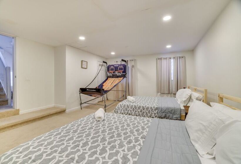 Hot Tub, Fire Pit & Game Room: Tobyhanna Home!