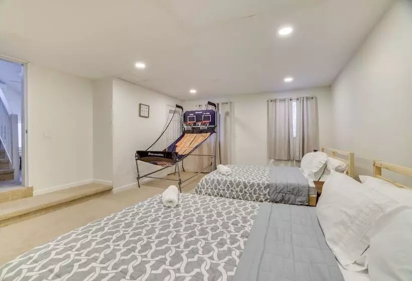 Hot Tub, Fire Pit & Game Room: Tobyhanna Home!