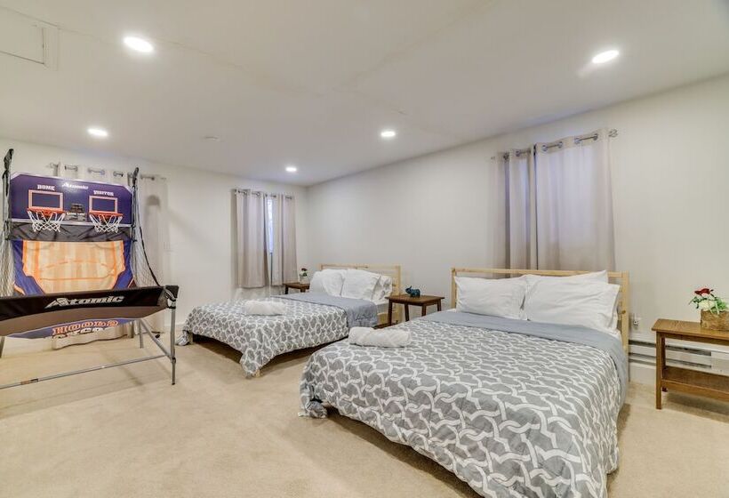 Hot Tub, Fire Pit & Game Room: Tobyhanna Home!