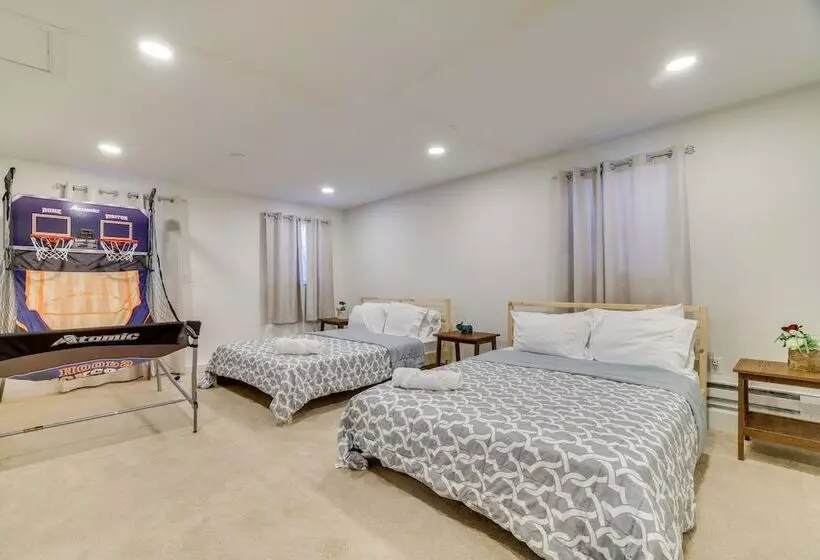 Hot Tub, Fire Pit & Game Room: Tobyhanna Home!