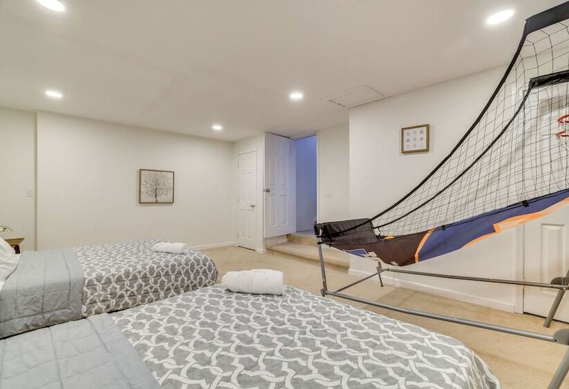 Hot Tub, Fire Pit & Game Room: Tobyhanna Home!