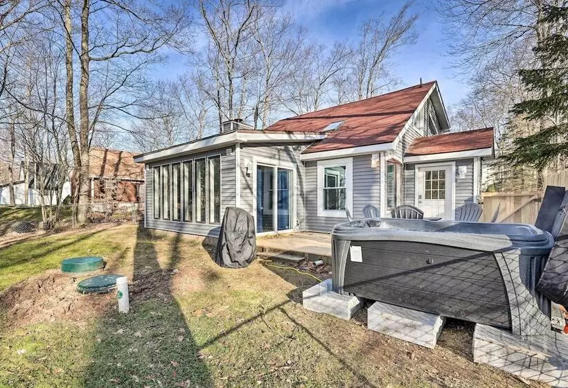 Hot Tub, Fire Pit & Game Room: Tobyhanna Home!