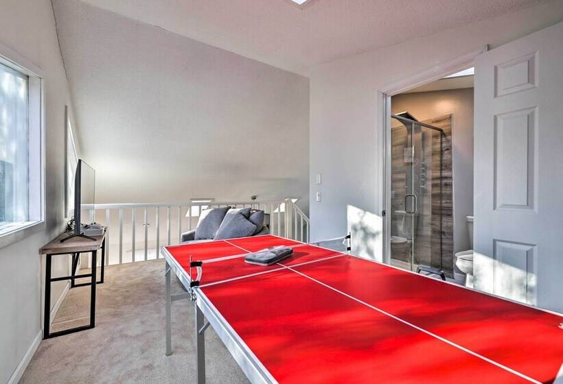 Hot Tub, Fire Pit & Game Room: Tobyhanna Home!