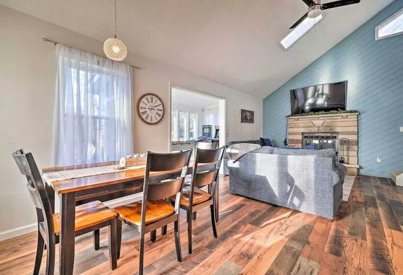 Hot Tub, Fire Pit & Game Room: Tobyhanna Home!