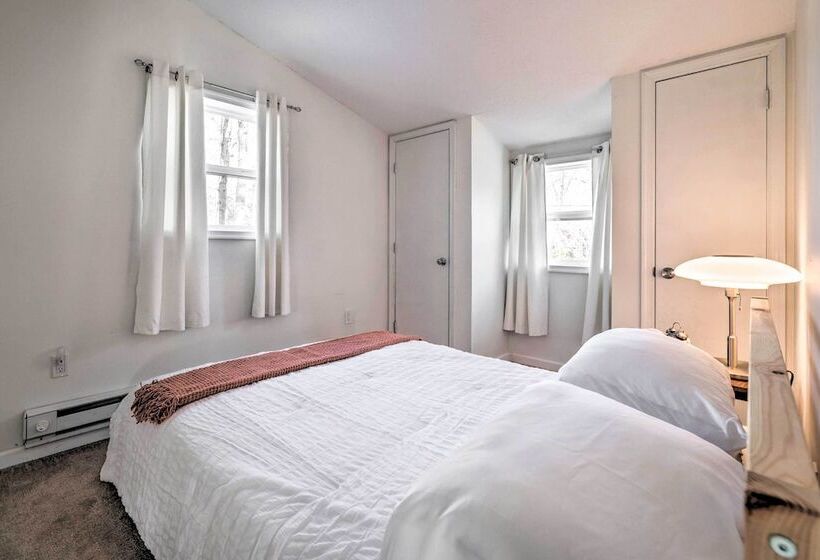 Hot Tub, Fire Pit & Game Room: Tobyhanna Home!