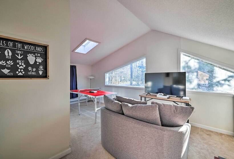 Hot Tub, Fire Pit & Game Room: Tobyhanna Home!