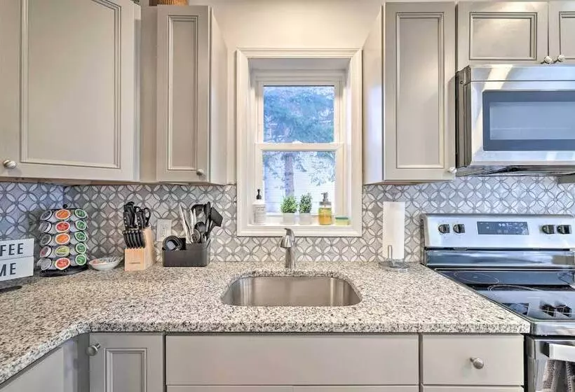 Hot Tub, Fire Pit & Game Room: Tobyhanna Home!