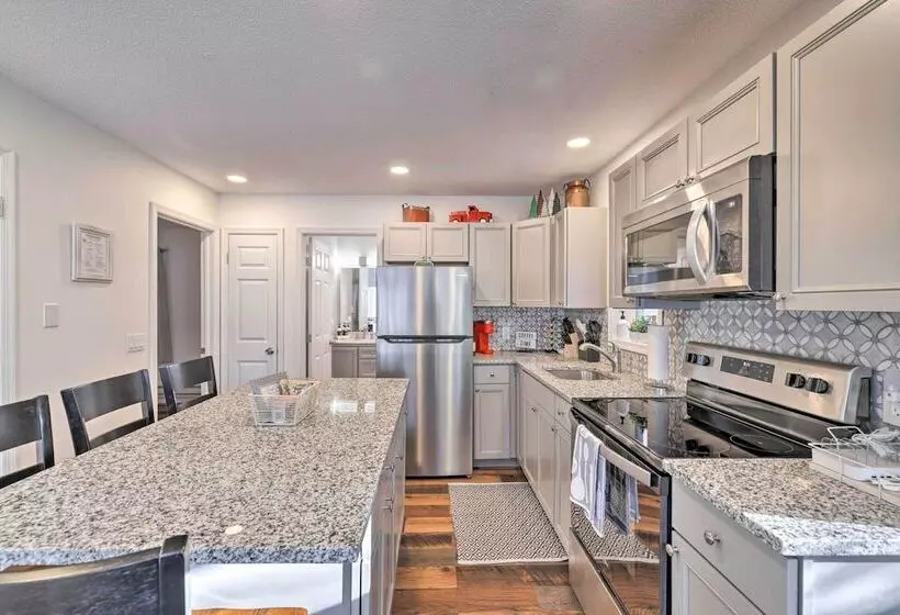 Hot Tub, Fire Pit & Game Room: Tobyhanna Home!