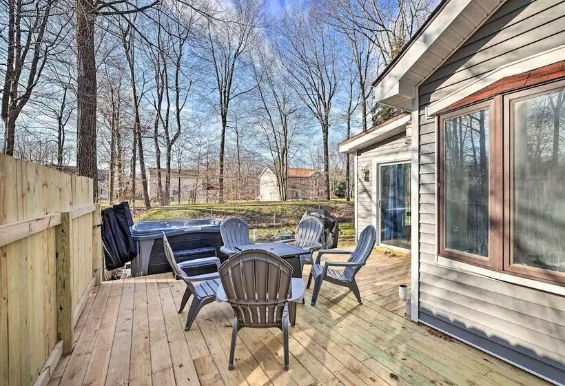 Hot Tub, Fire Pit & Game Room: Tobyhanna Home!