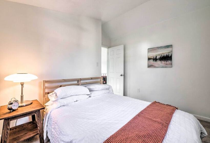 Hot Tub, Fire Pit & Game Room: Tobyhanna Home!