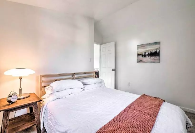 Hot Tub, Fire Pit & Game Room: Tobyhanna Home!