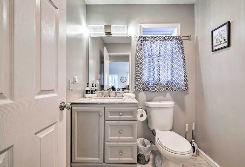 Hot Tub, Fire Pit & Game Room: Tobyhanna Home!