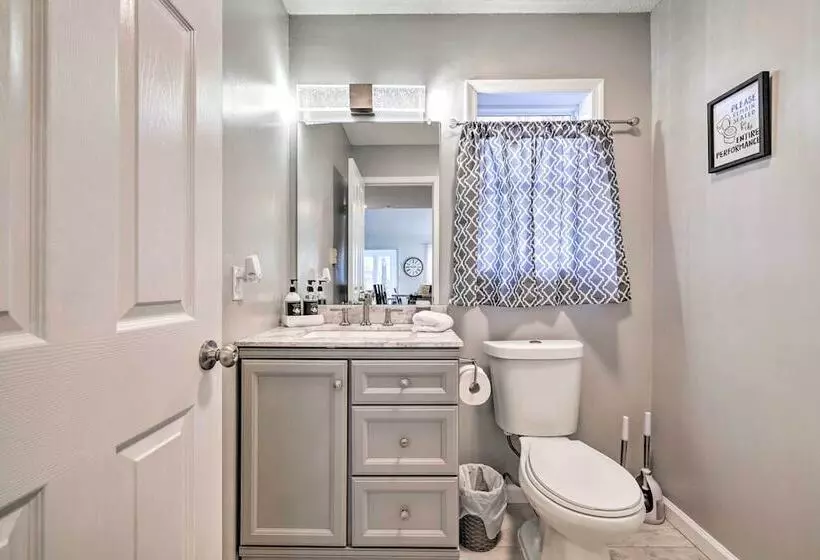 Hot Tub, Fire Pit & Game Room: Tobyhanna Home!