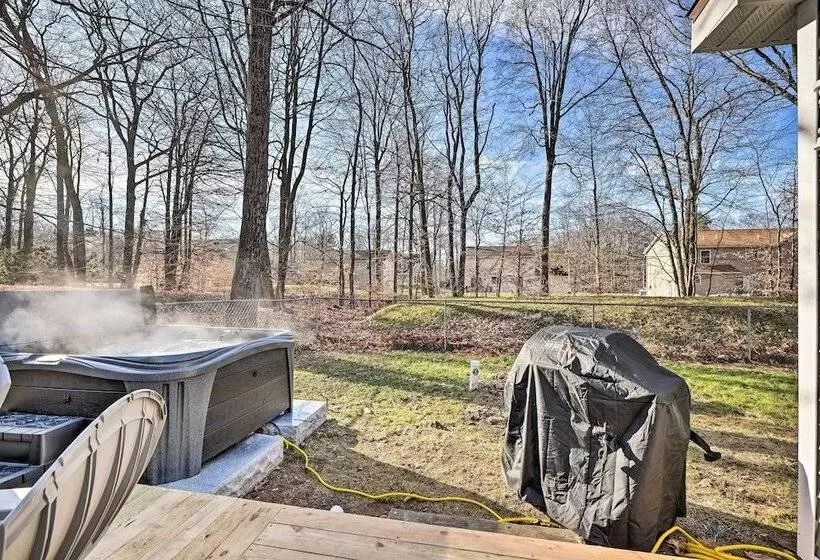 Hot Tub, Fire Pit & Game Room: Tobyhanna Home!