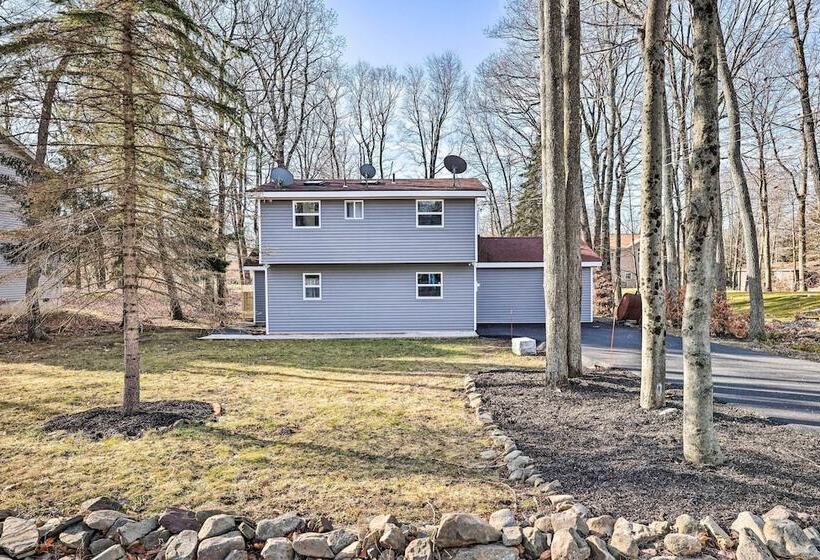 Hot Tub, Fire Pit & Game Room: Tobyhanna Home!