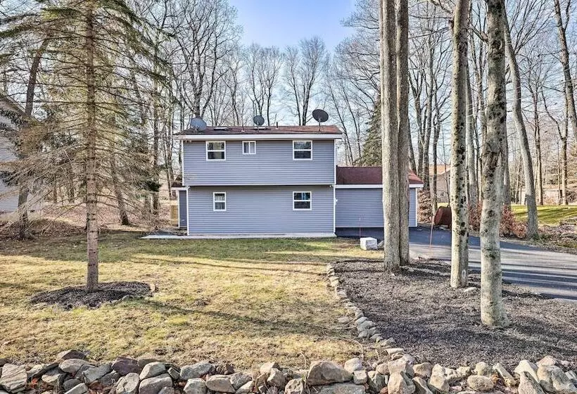 Hot Tub, Fire Pit & Game Room: Tobyhanna Home!