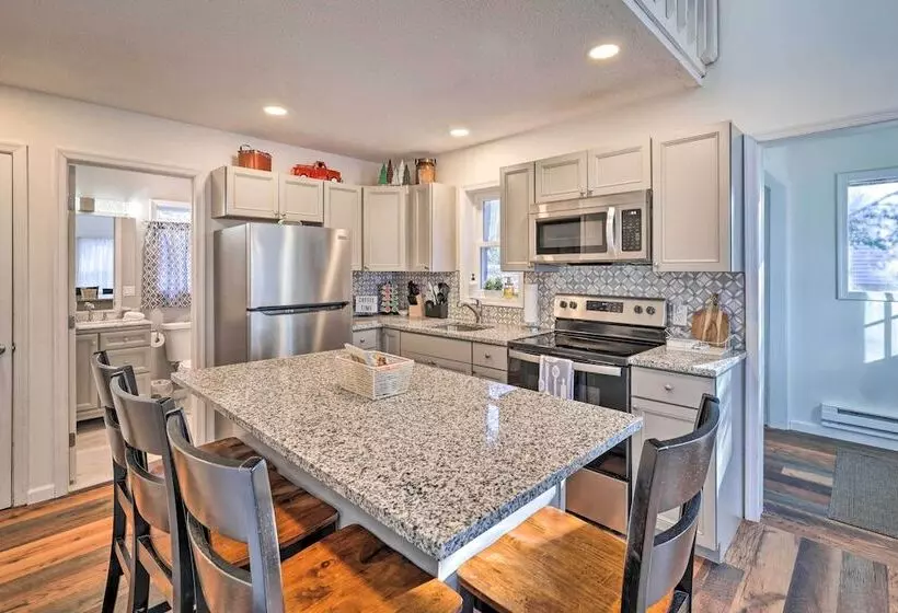 Hot Tub, Fire Pit & Game Room: Tobyhanna Home!