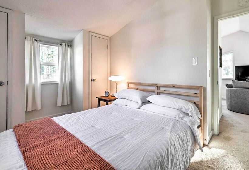 Hot Tub, Fire Pit & Game Room: Tobyhanna Home!