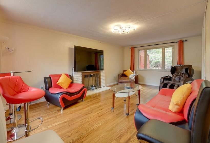 Cute Home W/ Patio ~ 7 Mi To Dtwn Pittsburgh