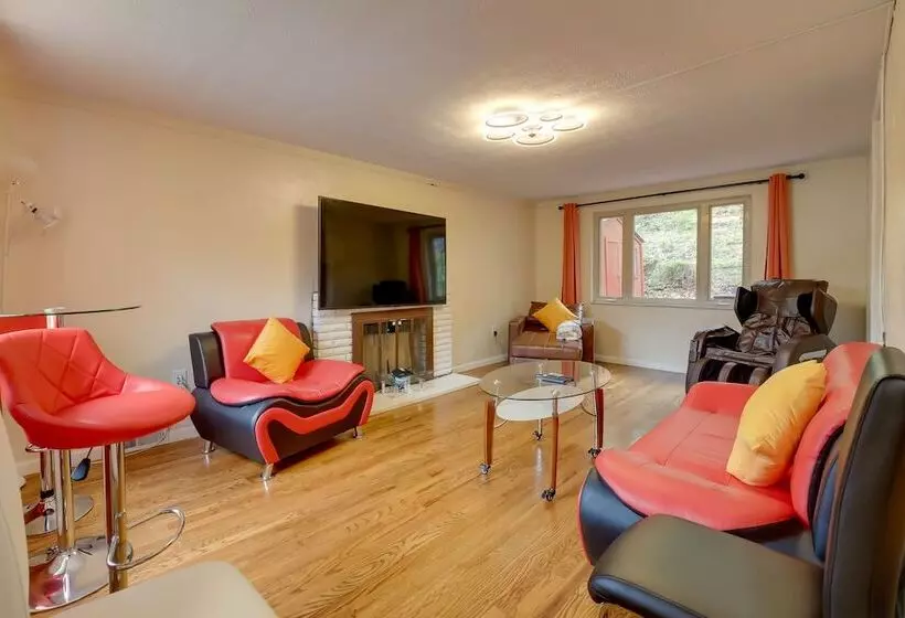 Cute Home W/ Patio ~ 7 Mi To Dtwn Pittsburgh