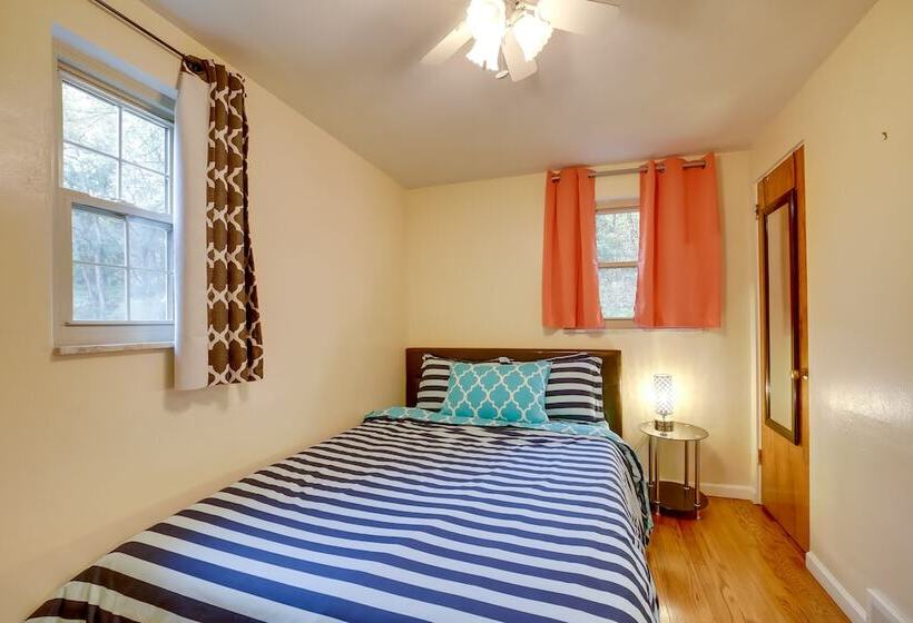 Cute Home W/ Patio ~ 7 Mi To Dtwn Pittsburgh