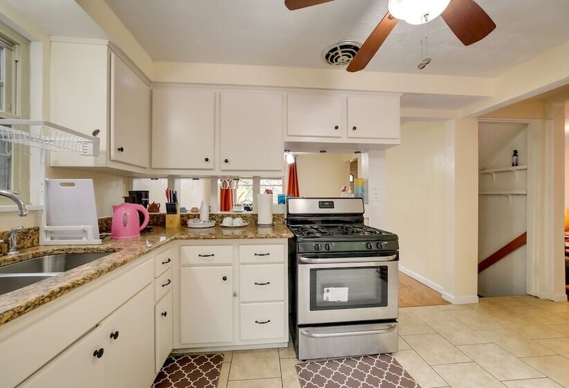 Cute Home W/ Patio ~ 7 Mi To Dtwn Pittsburgh