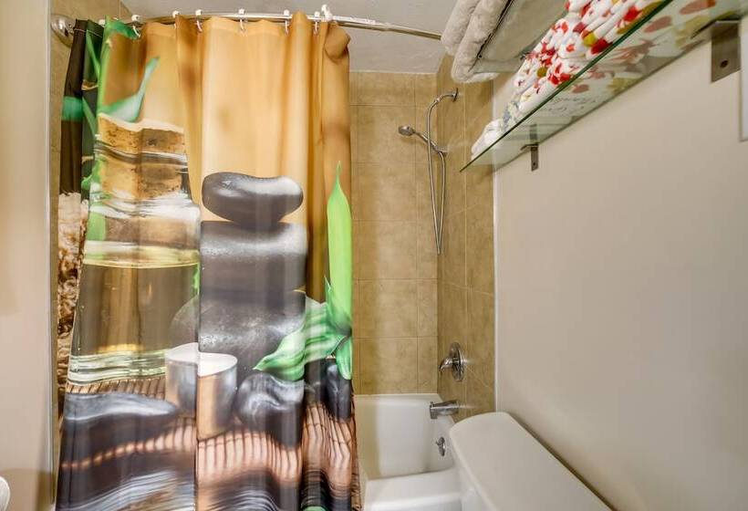 Cute Home W/ Patio ~ 7 Mi To Dtwn Pittsburgh