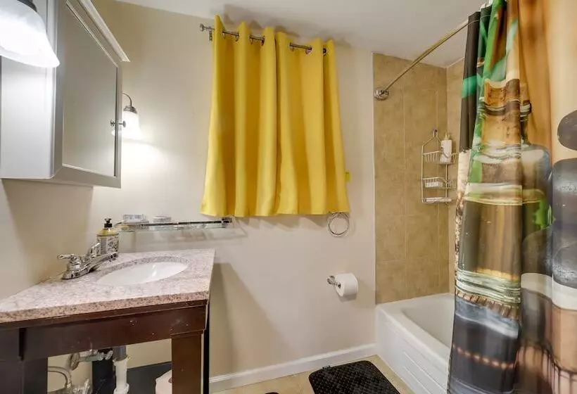 Cute Home W/ Patio ~ 7 Mi To Dtwn Pittsburgh