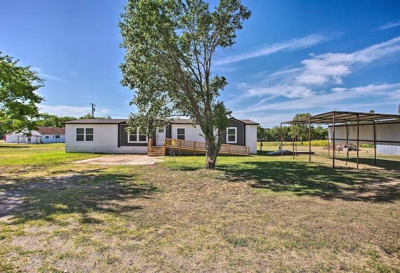 Family Friendly Madill Home: Peaceful Setting
