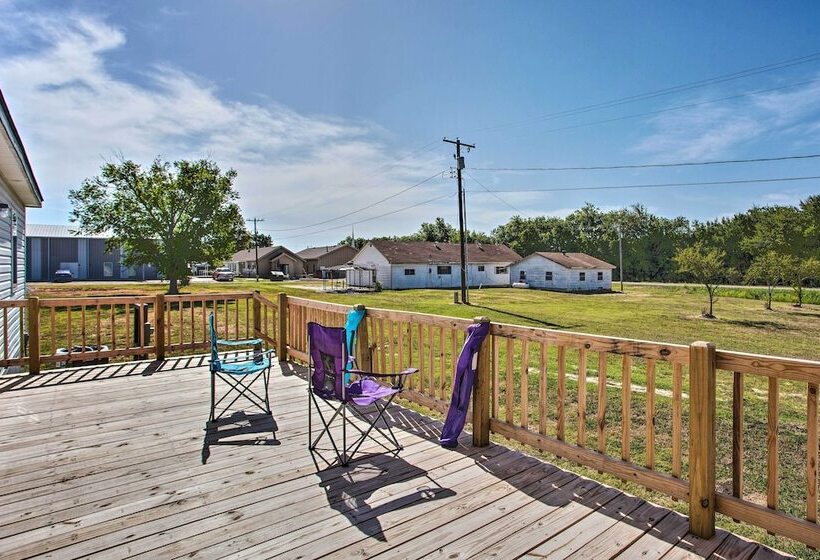 Family Friendly Madill Home: Peaceful Setting