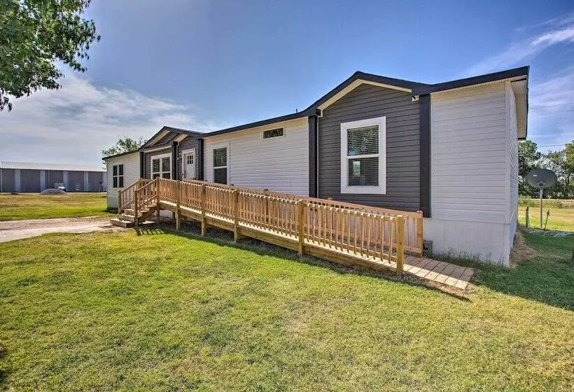 Family Friendly Madill Home: Peaceful Setting