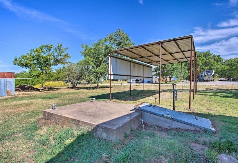 Family Friendly Madill Home: Peaceful Setting