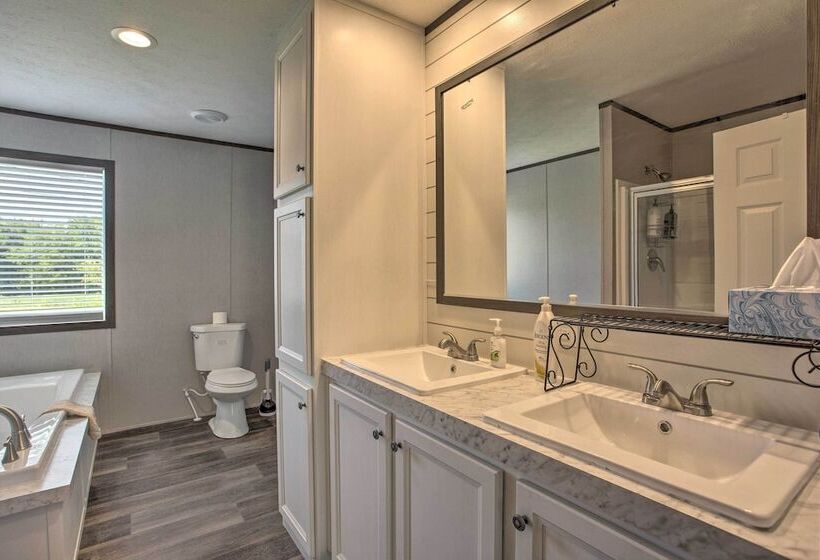 Family Friendly Madill Home: Peaceful Setting