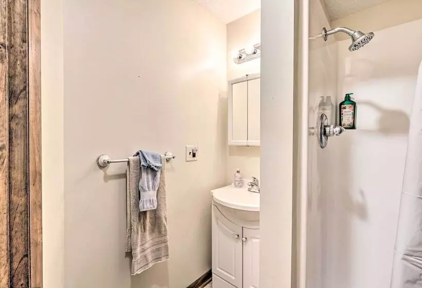 Idyllic Roan Mountain Cabin Across From Creek