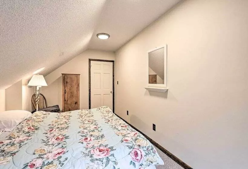 Idyllic Roan Mountain Cabin Across From Creek