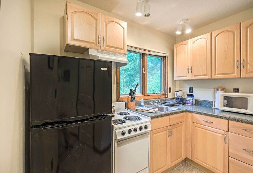 Idyllic Roan Mountain Cabin Across From Creek