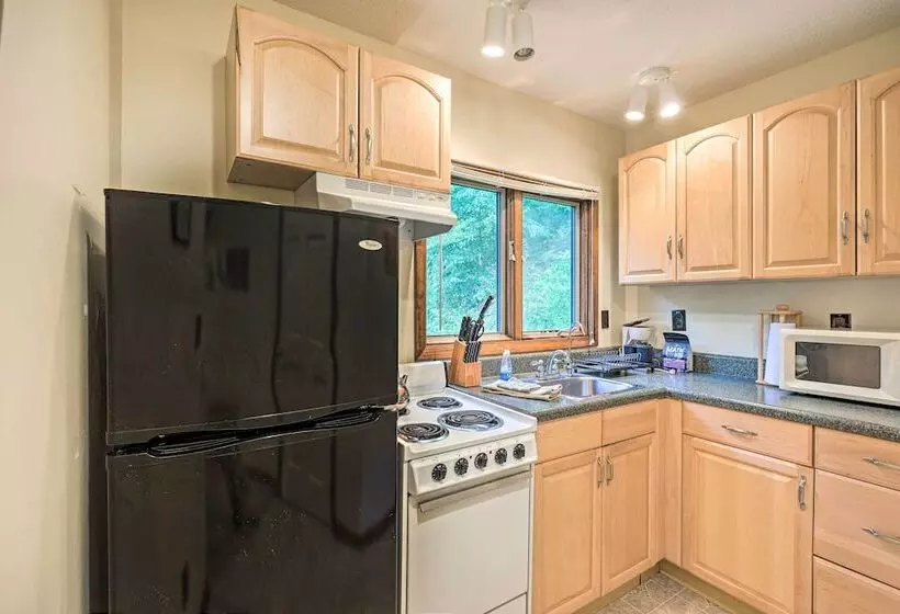 Idyllic Roan Mountain Cabin Across From Creek