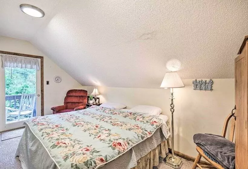 Idyllic Roan Mountain Cabin Across From Creek