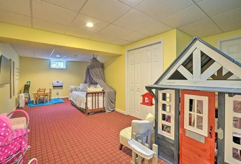 Lakefront Homer Abode W/ Patio & Backyard!