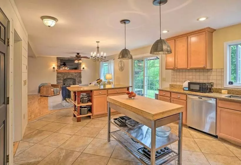 Lakefront Homer Abode W/ Patio & Backyard!