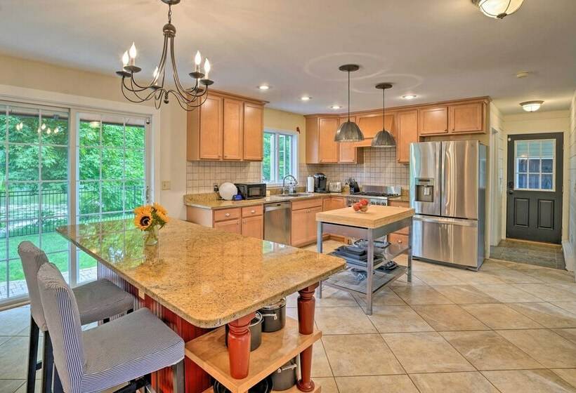 Lakefront Homer Abode W/ Patio & Backyard!