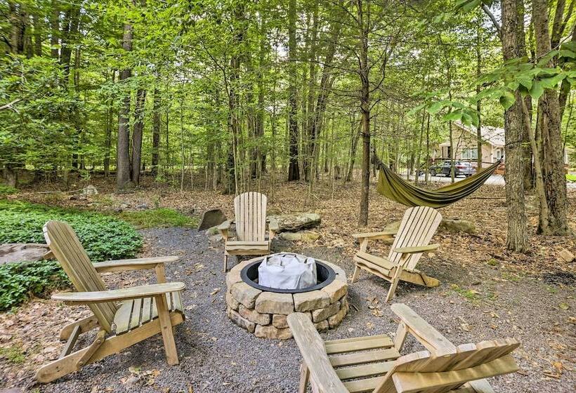 Peaceful Poconos Hideaway: Grill + Fire Pit!
