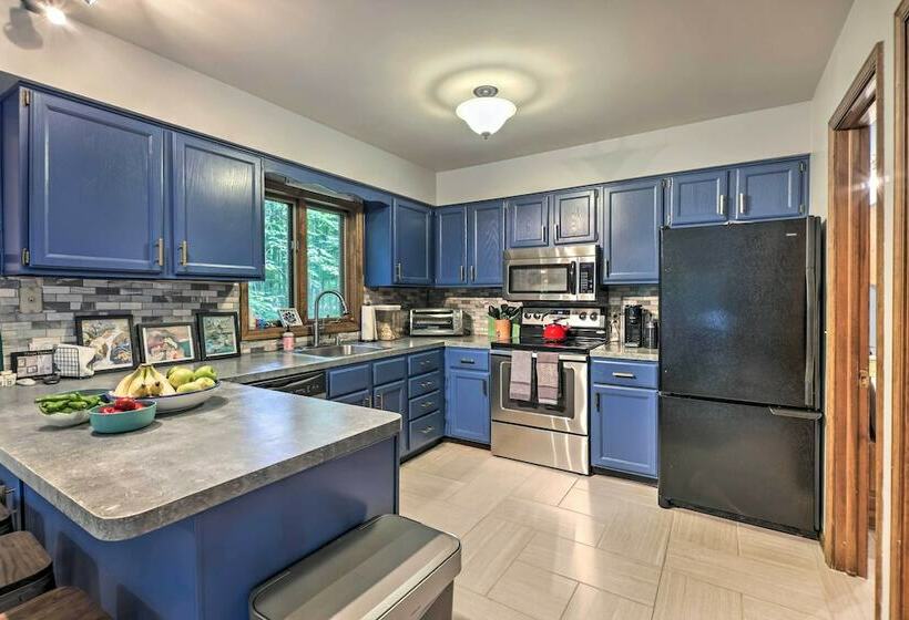 Peaceful Poconos Hideaway: Grill + Fire Pit!