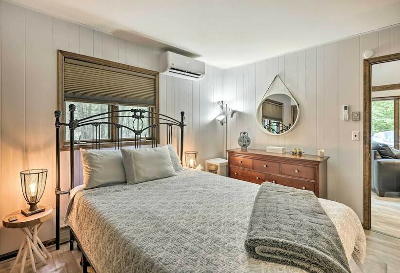 Peaceful Poconos Hideaway: Grill + Fire Pit!