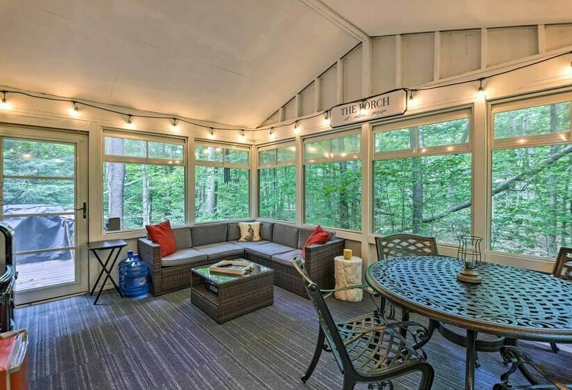 Peaceful Poconos Hideaway: Grill + Fire Pit!