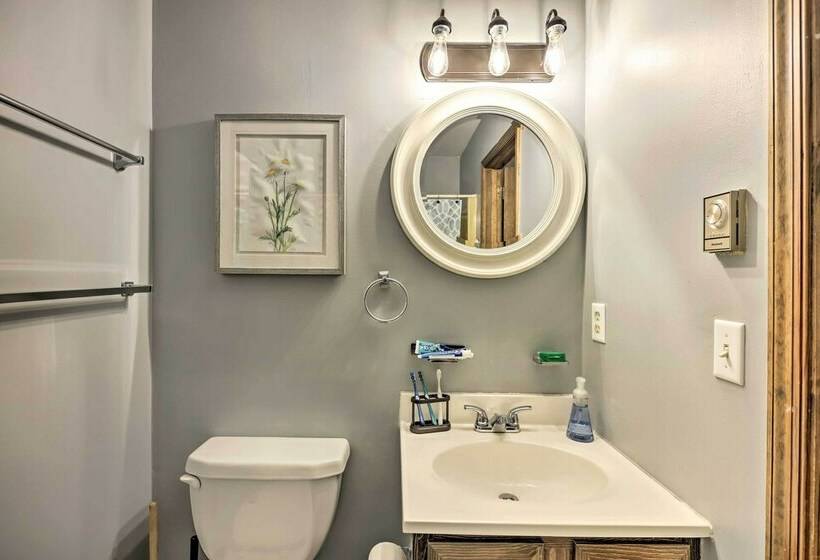 Peaceful Poconos Hideaway: Grill + Fire Pit!